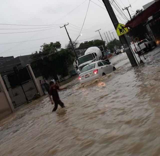Rescatan a nueve personas tras ser arrastradas por lluvias en Monterrey