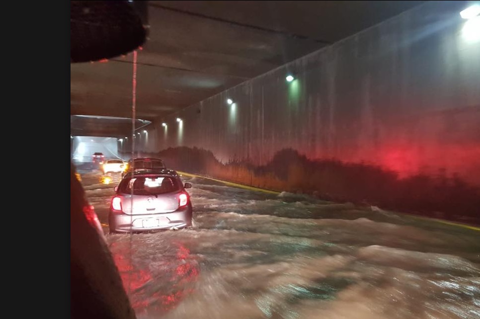 Rescatan a automovilistas atrapados por lluvias en desnivel de Monterrey, Nuevo León