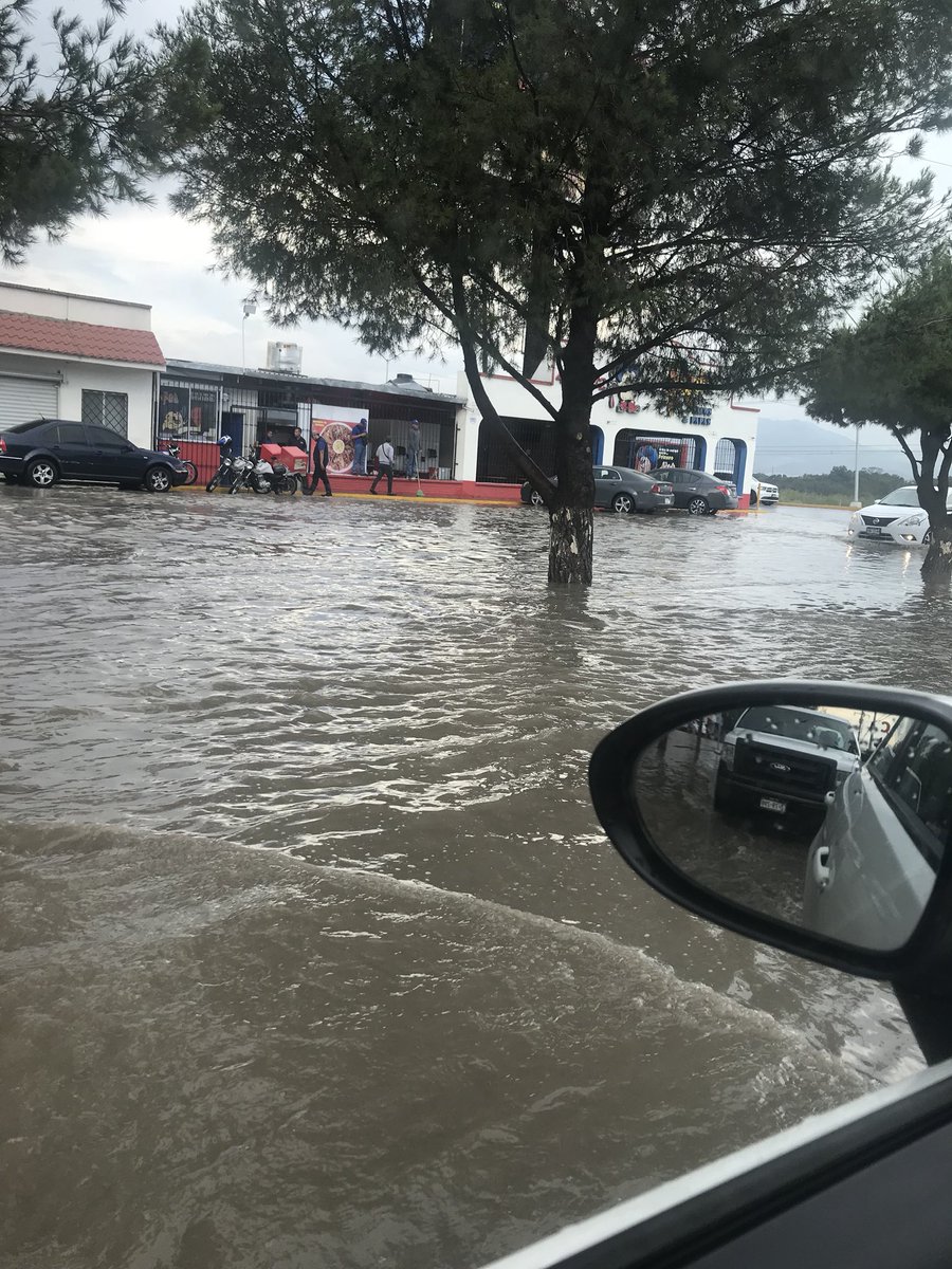 Lluvias en Saltillo, Coahuila, causa inundaciones y arrastra vehículos