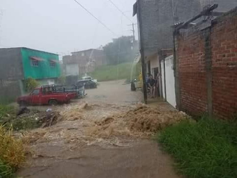 Clima Michoacán; desbordan dos ríos por lluvias en Los Reyes