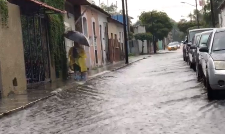 Colima presenta lluvias torrenciales por onda tropical
