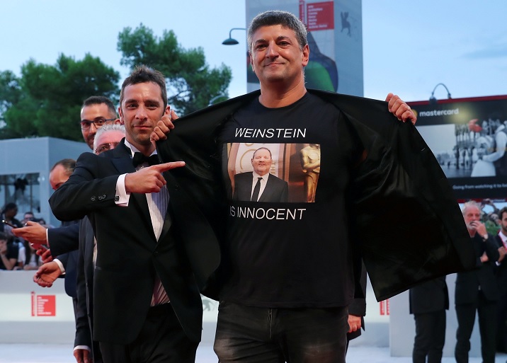 Director italiano presume camisa Weinstein es inocente