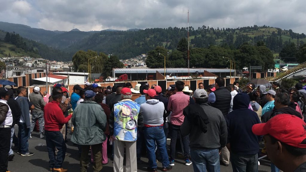 Manifestantes bloquean la autopista Puebla-México