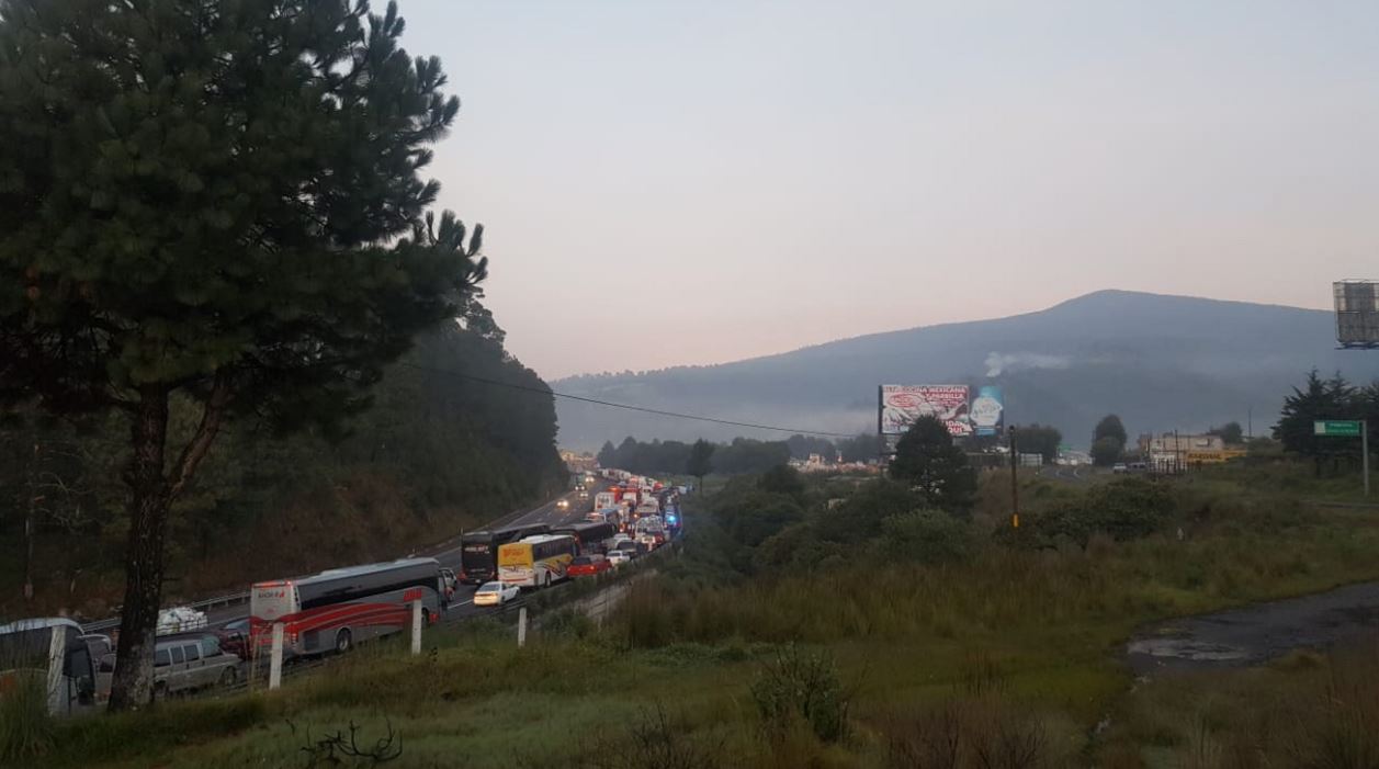 Manifestantes bloquean la autopista Puebla-México