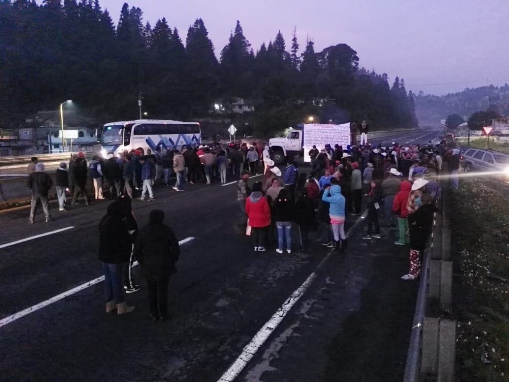 Manifestantes bloquean la México-Puebla KM 63