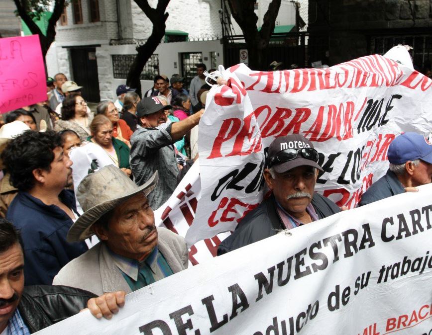 Manifestantes protestan en casa de transición de Andrés Manuel López Obrador
