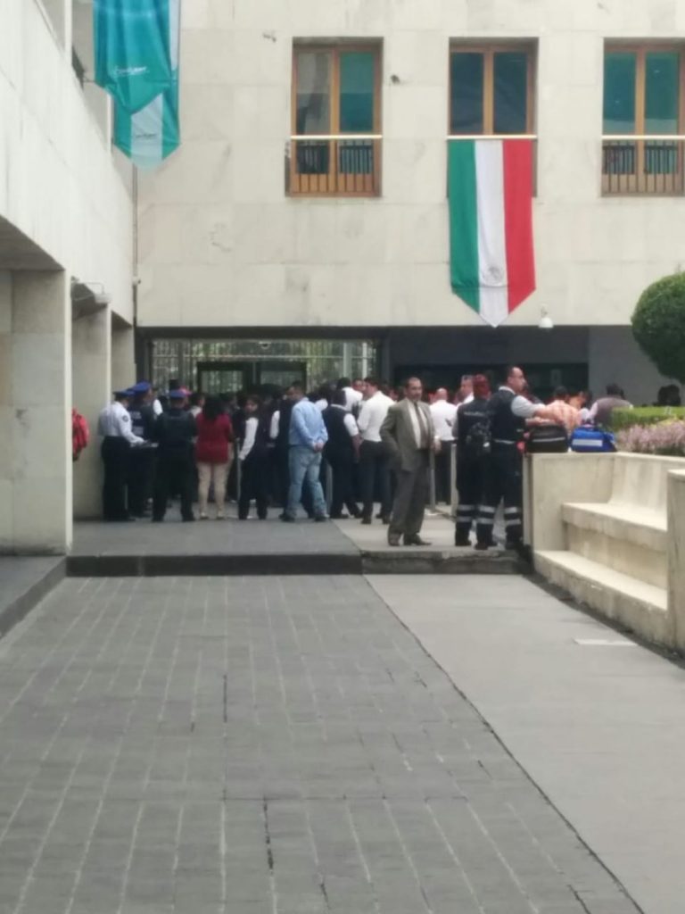 Manifestantes entran a oficinas del SAT en CDMX