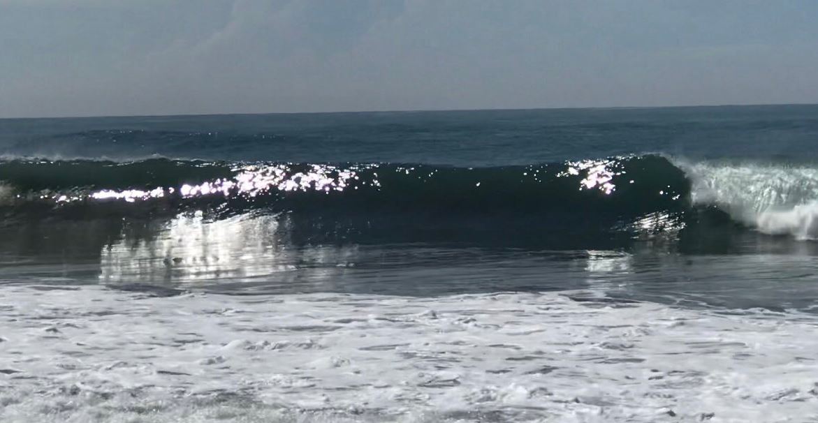 Mar de fondo provoca olas de hasta 4 metros en Manzanillo, Colima