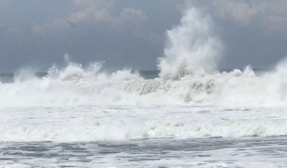Mar de fondo afecta costas de Colima; restringen acceso a playas