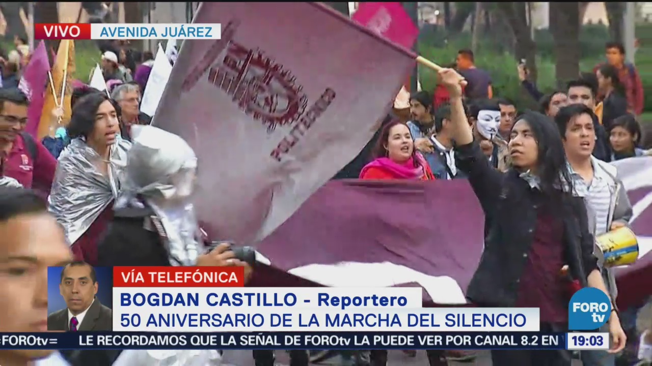 Marcha de estudiantes universitarios avanza Avenida Juárez
