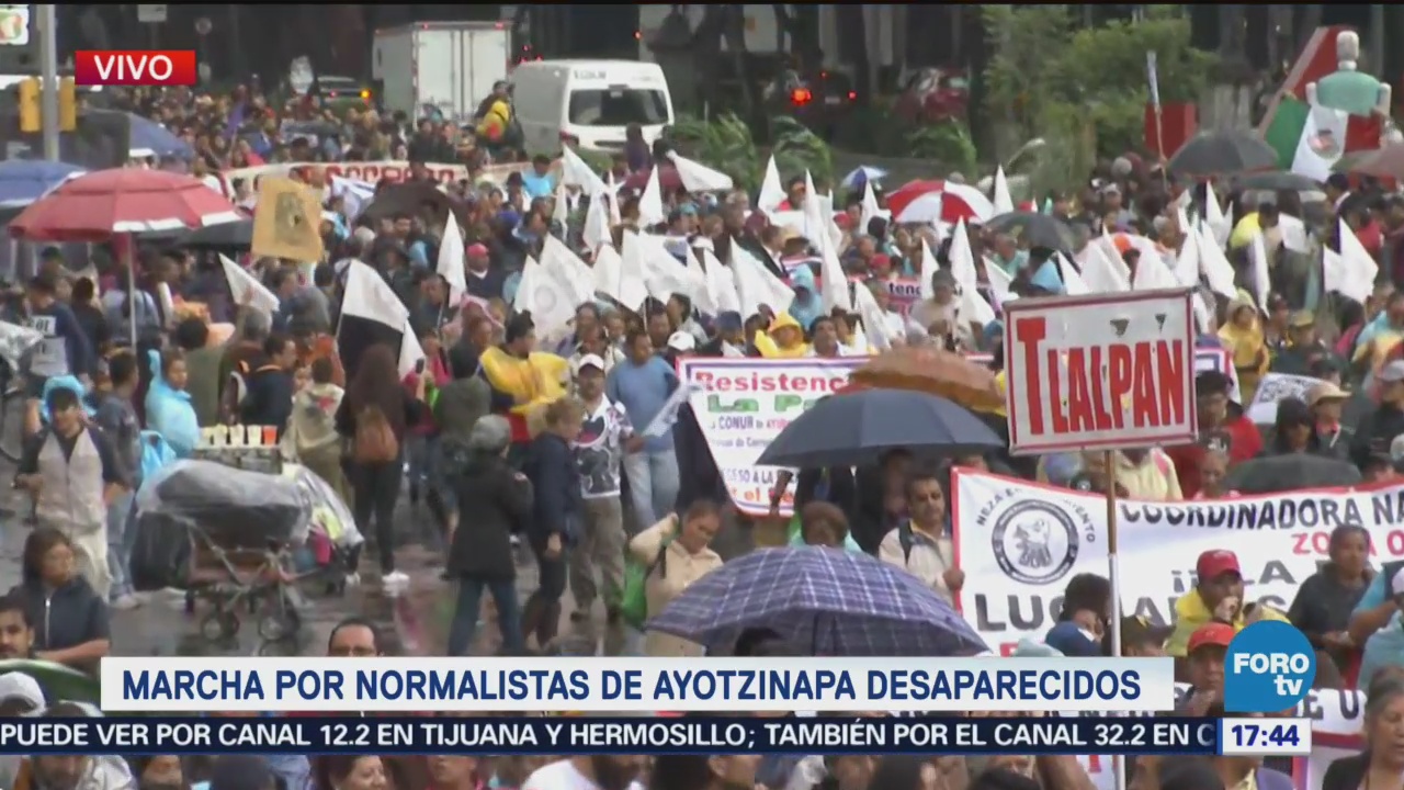 Marcha Normalistas Ayotzinapa Avanza Avenida Juárez CDMX