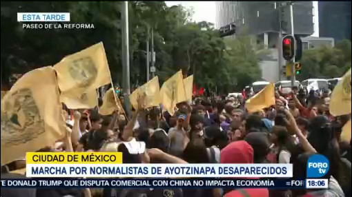 Marcha Normalistas Ayotzinapa Recorre Avenida Juárez CDMX