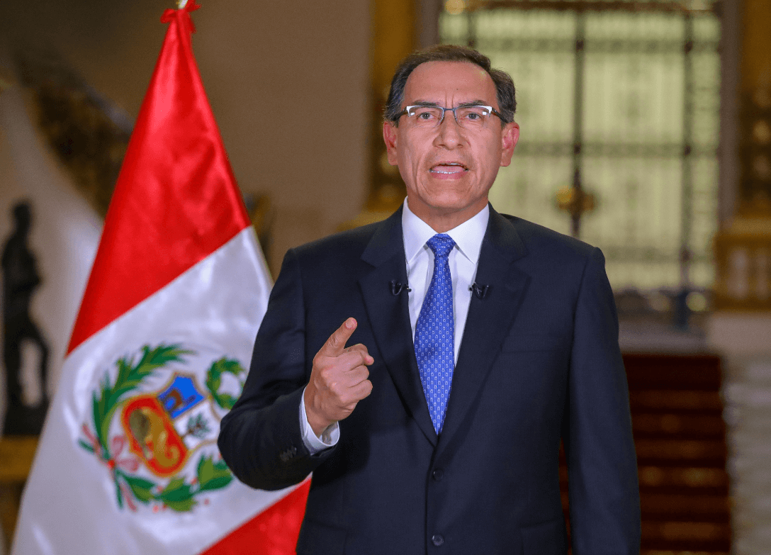 Choque de poderes en Perú; el presidente amenaza con disolver Congreso