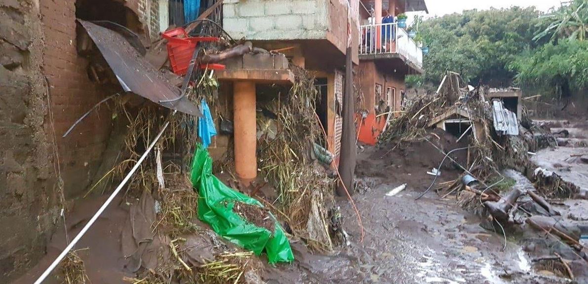 Desbordamientos de río y presa dañan casas y vehículos en Michoacán
