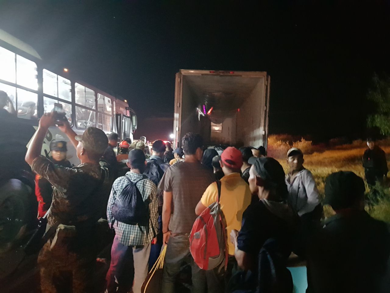 Migrantes deshidratados y enfermos son rescatados en tráiler en Nuevo León