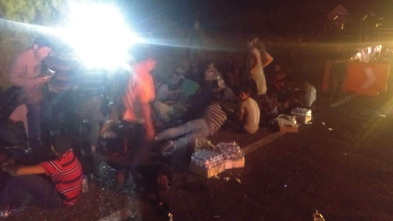 Migrantes deshidratados y enfermos son rescatados en tráiler en Nuevo León