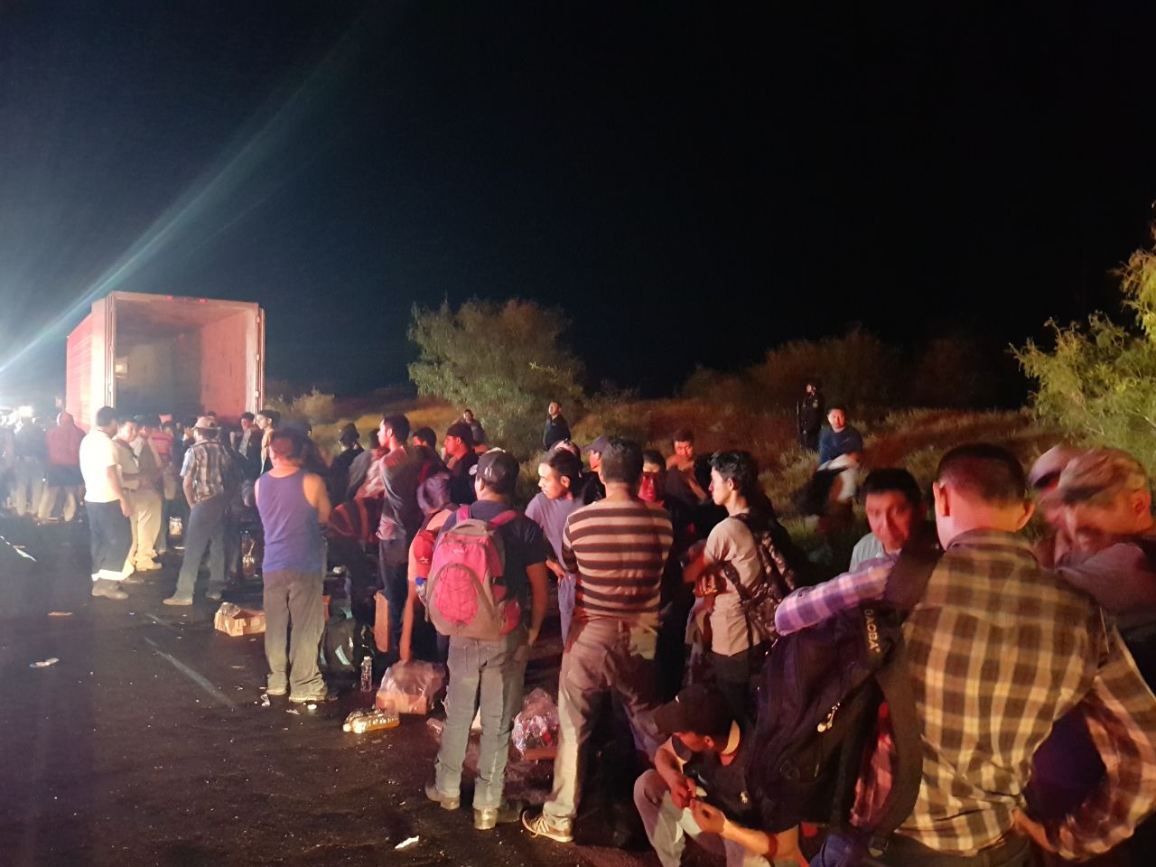 Migrantes deshidratados y enfermos son rescatados de tráiler en Nuevo León