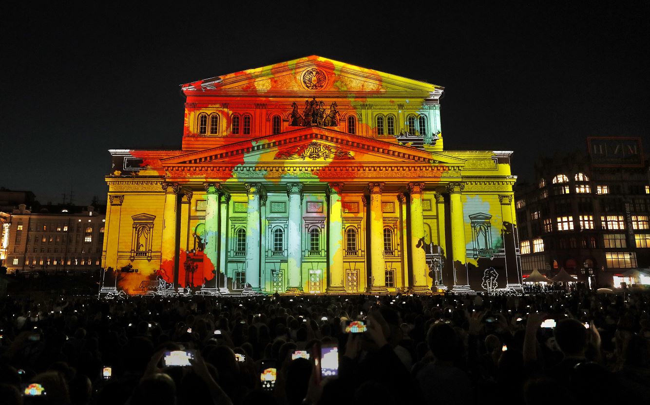 Bolshói de Moscú es iluminado por el artista Ángel Sandimas