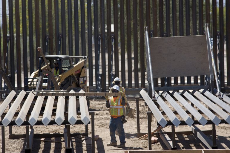 Patrulla Fronteriza remplaza malla por muro de acero en Texas