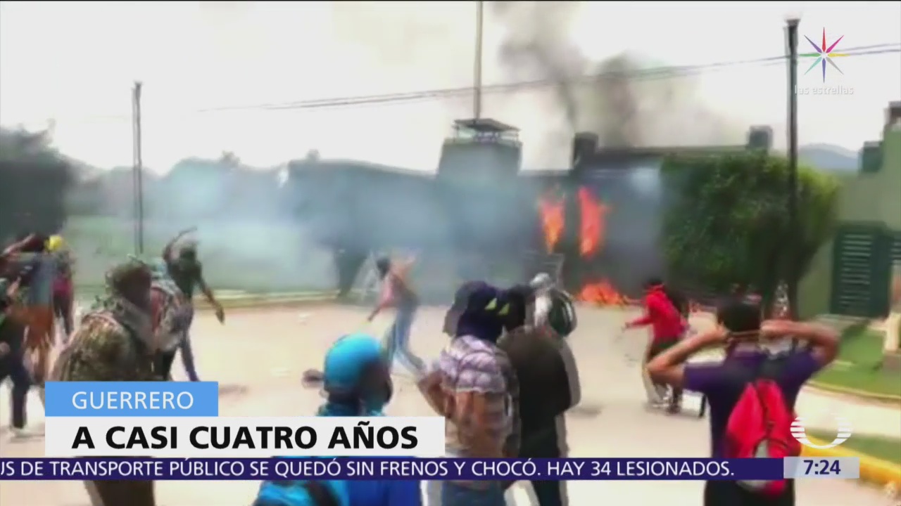 Normalistas incendian fachada de la Zona Militar 27 Iguala