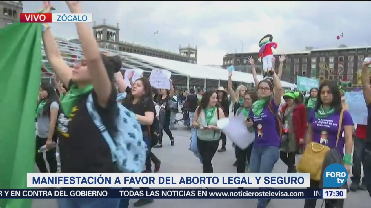 Manifestación a favor del aborto legal y seguro llega al Zócalo