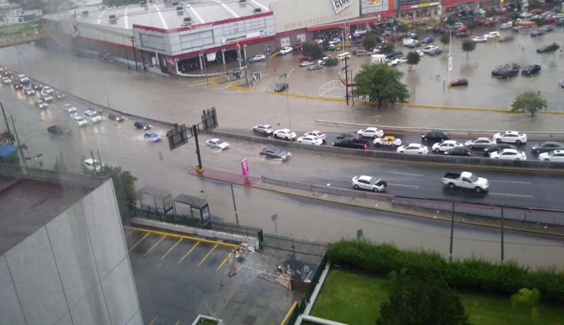 Lluvia causa inundaciones y caída de árboles en Monterrey