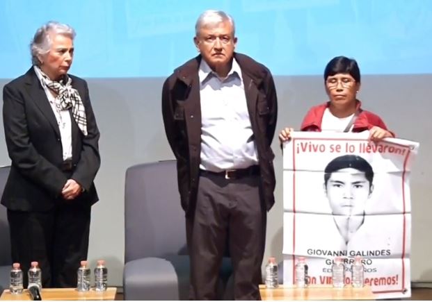 AMLO establece compromisos con padres de jóvenes de Ayotzinapa