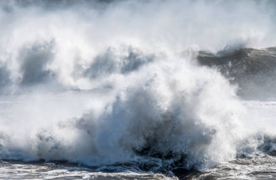 'Destructor' huracán Florence produce olas de 83 pies de altura