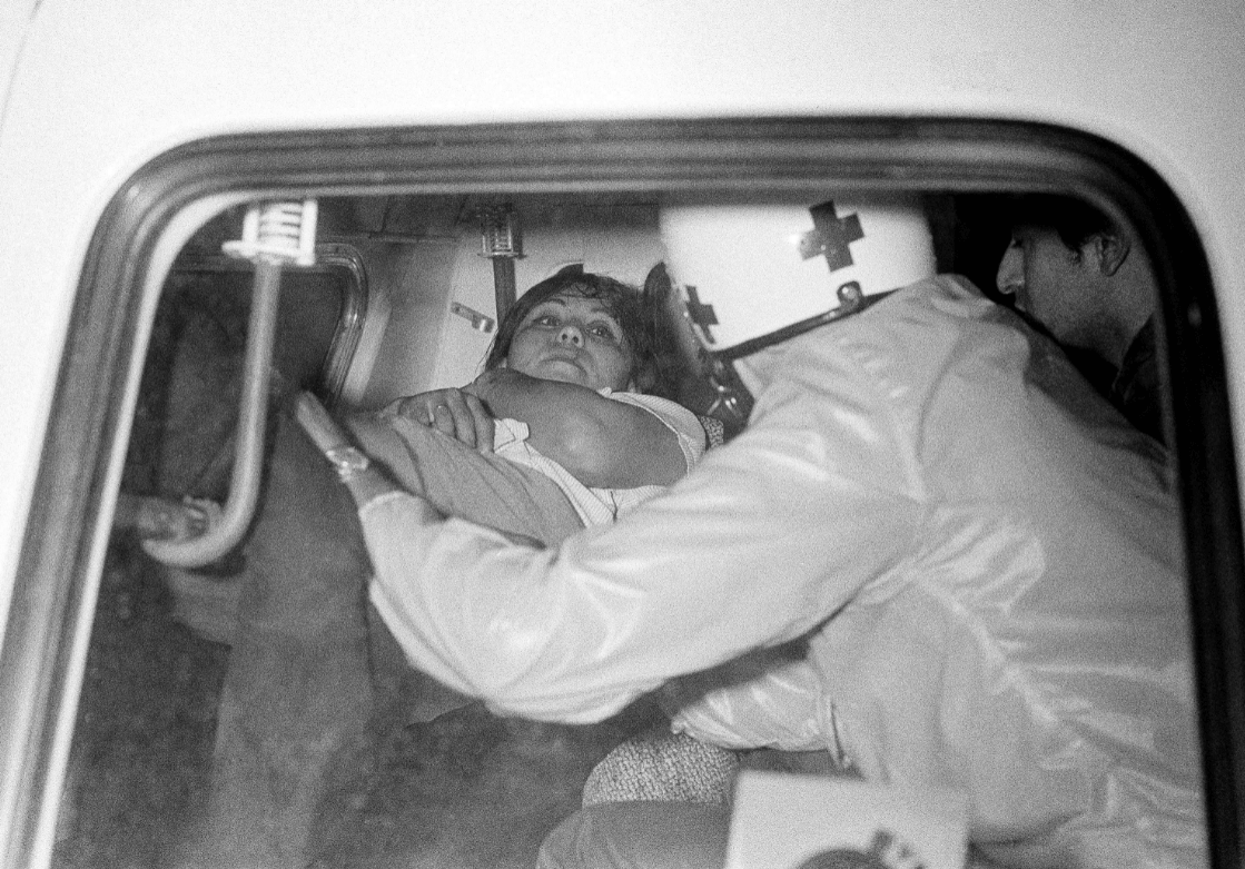 Oriana Fallaci durante su traslado en ambulancia. (AP, archivo)