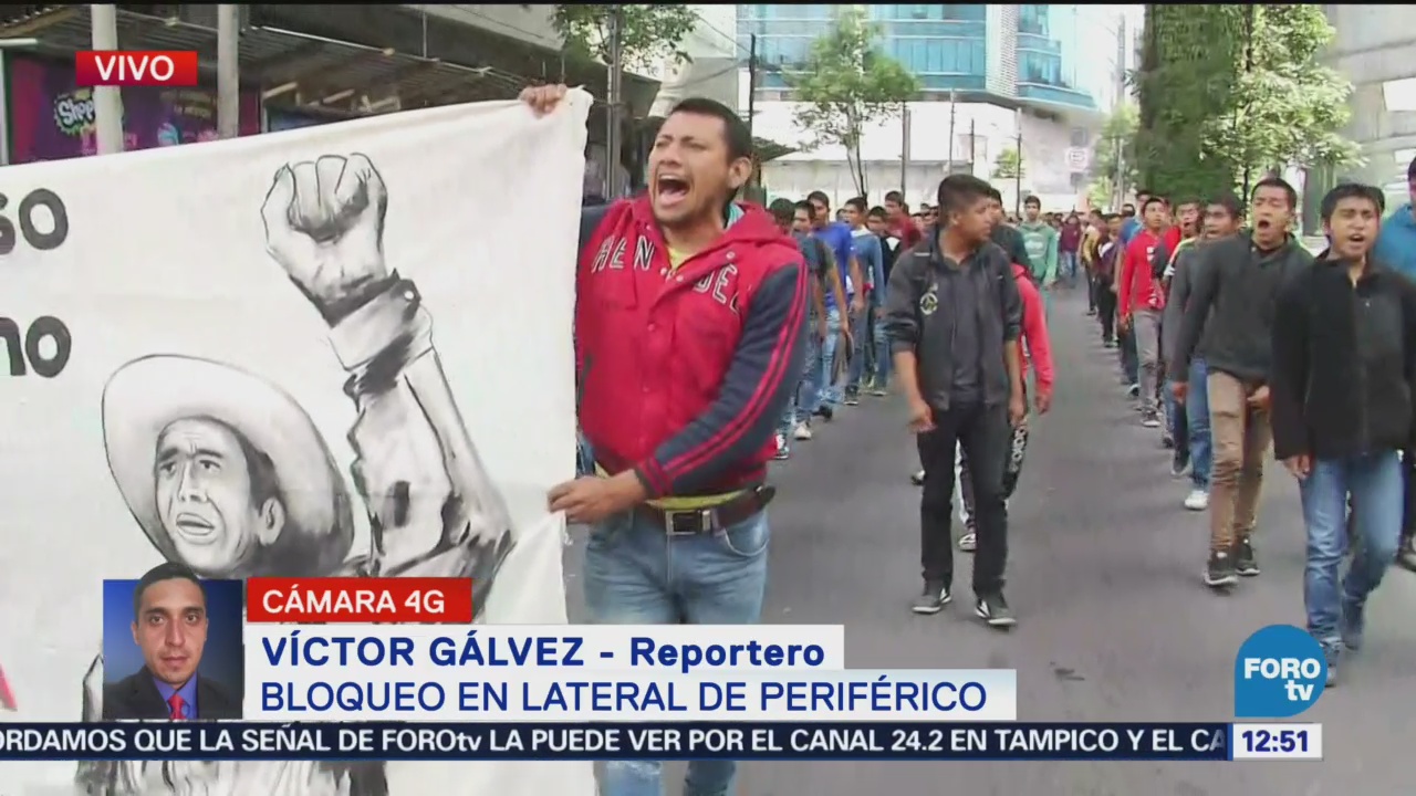 Padres de los 43 normalistas desaparecidos protestan en CDMX