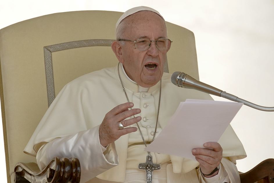 Papa pide a políticos que sean responsables ante desafíos como la inmigración