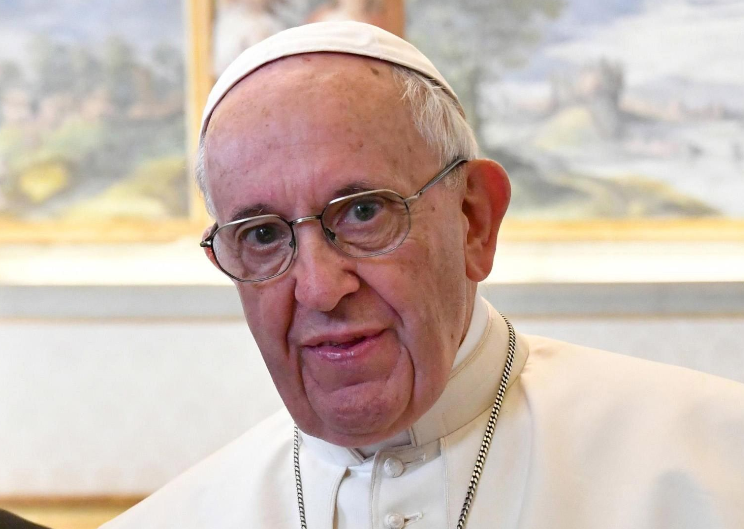 El papa Francisco dona 40 mil crucifijos a fieles en San Pedro