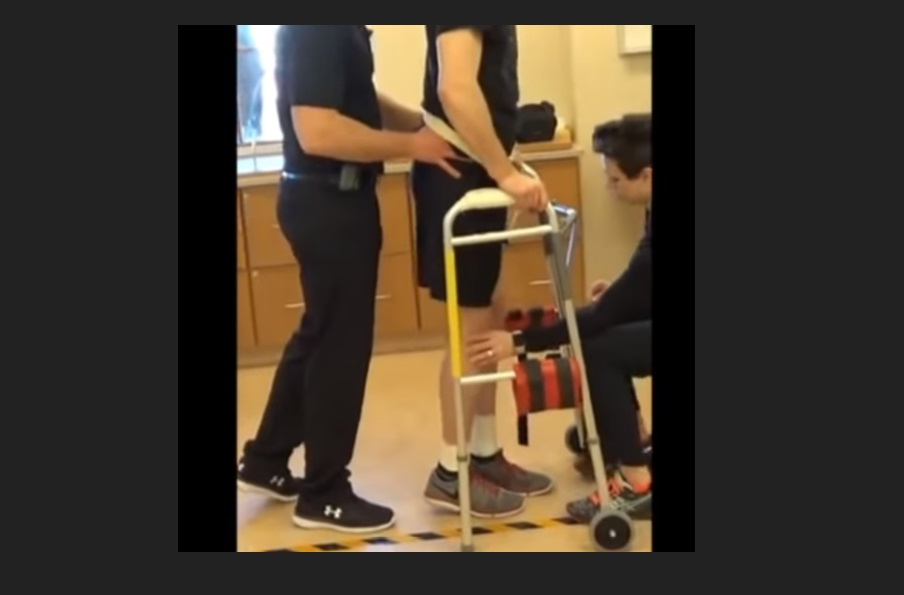 Parapléjico camina por implante de electrodo en columna