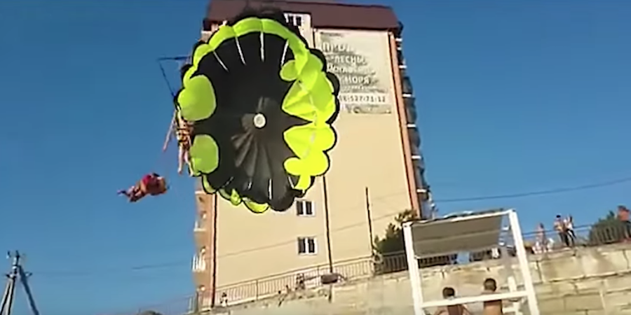 Video: Pareja se electrocuta tras paseo romántico en paracaídas