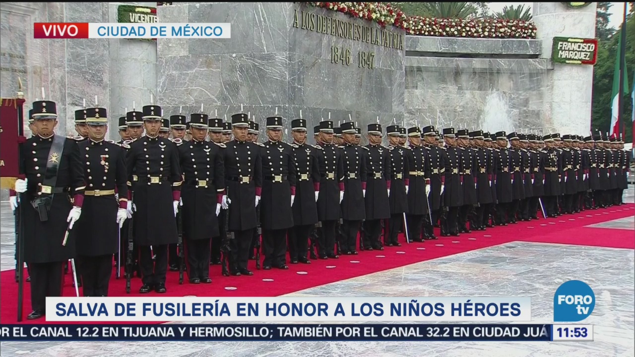 Peña Nieto realiza guardia de honor a los Niños Héroes