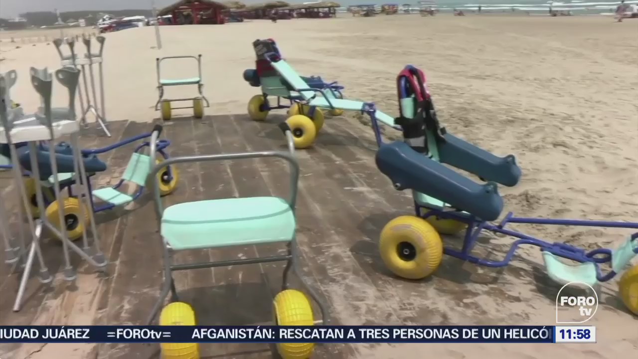 Personas con discapacidad disfrutan de una playa incluyente en Tamaulipas
