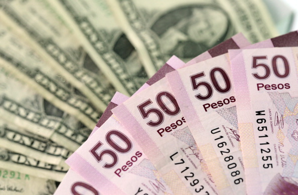 Peso mexicano gana el jueves, se recupera de caída mensual