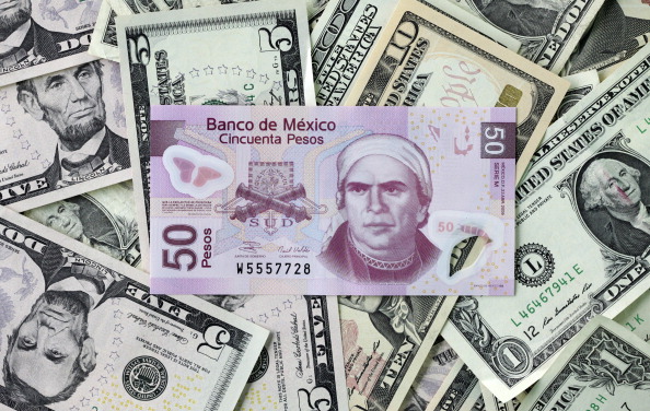 Peso mexicano se deprecia, dólar cotiza a 19.40