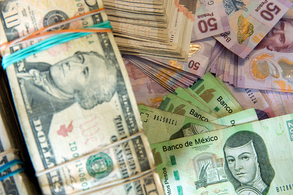 Peso mexicano sube frente al dólar, que cotiza en 18.73
