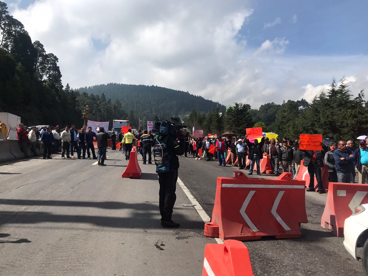 Manifestantes bloquean autopistas y carreteras en México