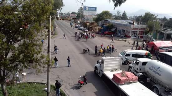 Pobladores de San Salvador Atenco bloquean Lechería Texcoco