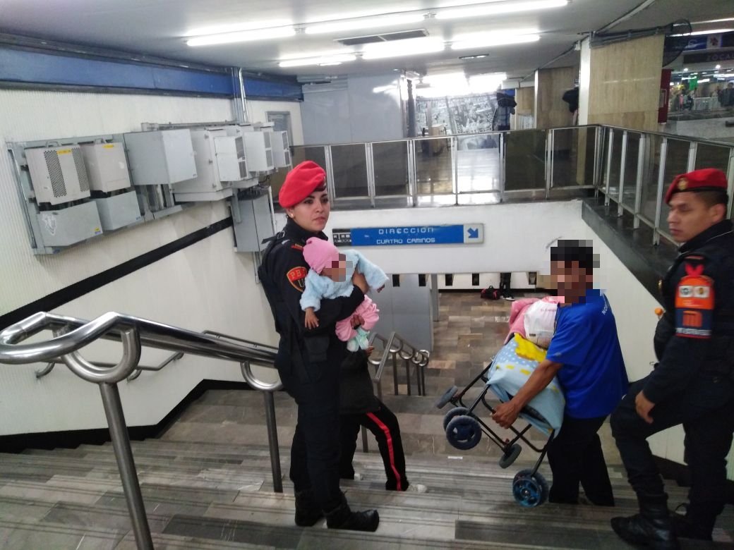 Mujer intenta lanzar a su bebé a vías del Metro Zócalo