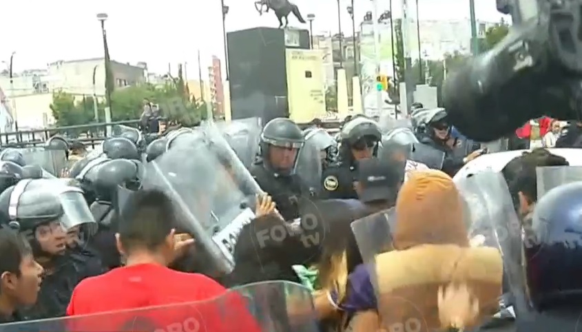 Se enfrentan comerciantes de Tepito con policías de la CDMX por operativos