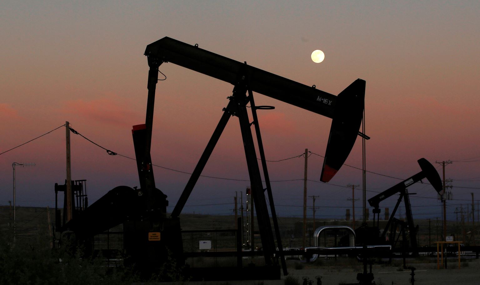 Precios del petróleo se afianzan alrededor de los 80 dólares