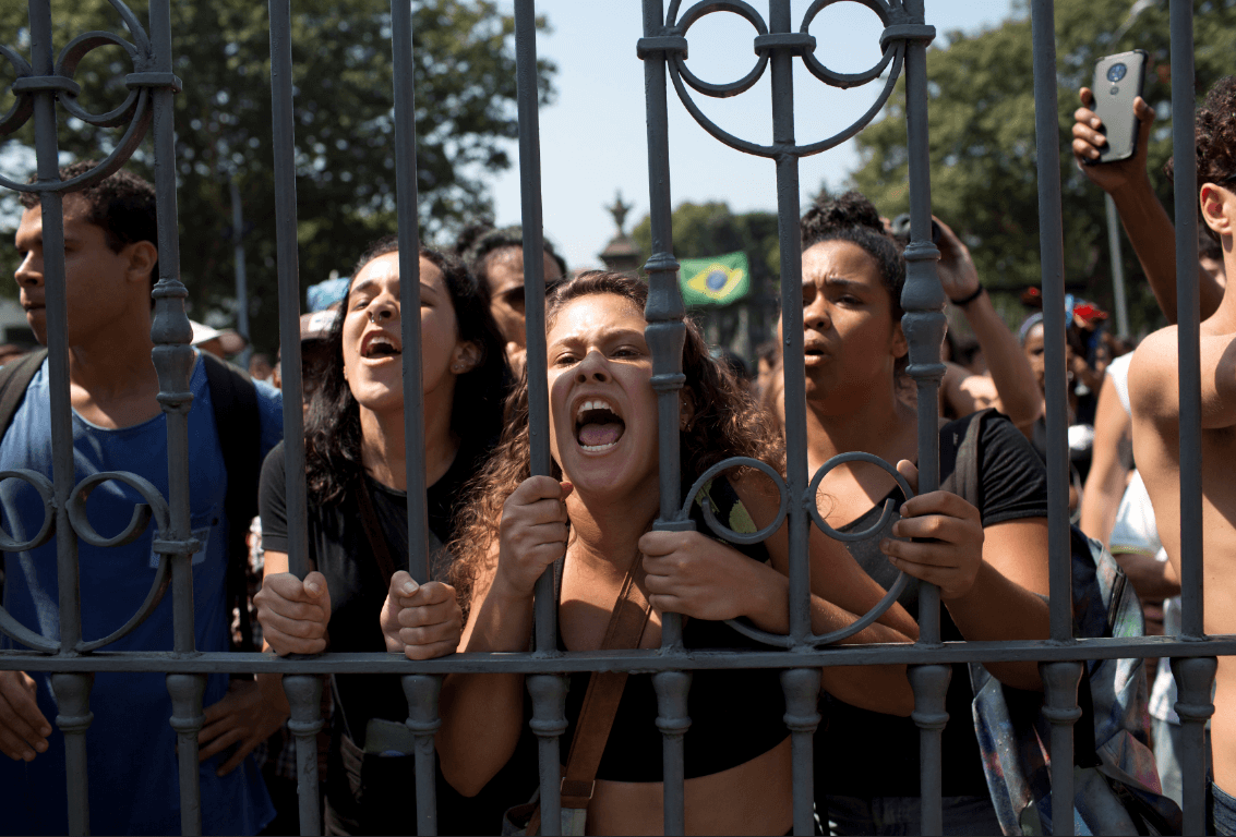 Manifestantes intentan ingresar a museo incendiado en Río de Janeiro