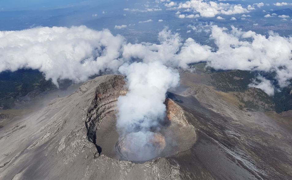 Registran imágenes explosión del Popocatépetl en sobrevuelo