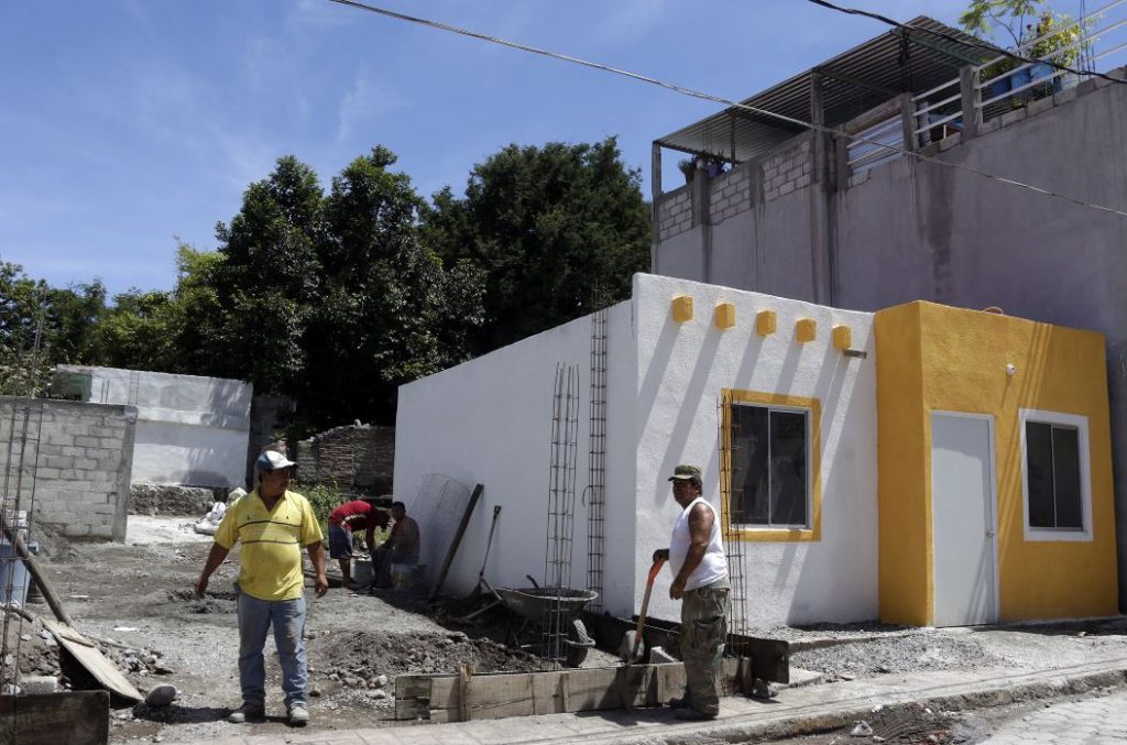 Reportan avances en reconstrucción de escuelas y viviendas