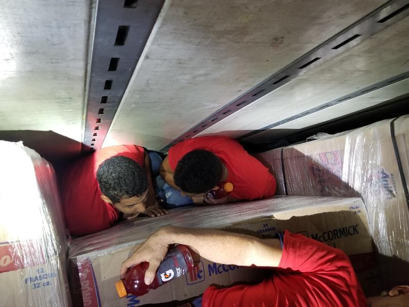 Rescatan a 55 migrantes hacinados en caja de tráiler en EU