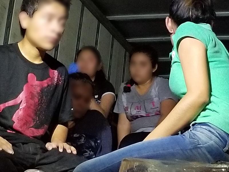 Rescatan a 55 migrantes hacinados en caja de tráiler en EU 