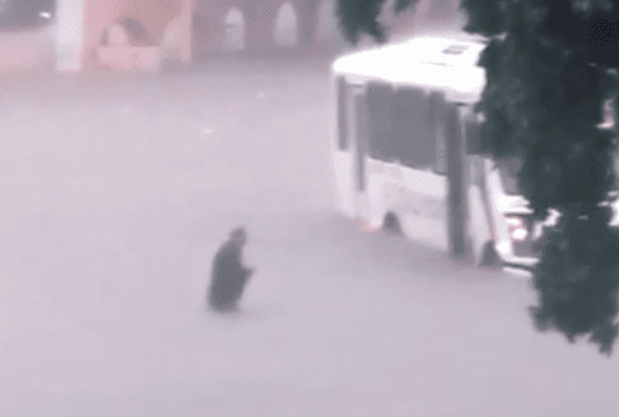 Video Camionero salva anciano inundación Culiacán